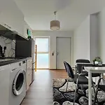Modern Cozy Apartment, Neighborhood, Good Connectivity 公寓