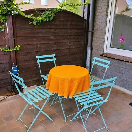 Modern Cozy Apartment, Neighborhood, Good Connectivity *